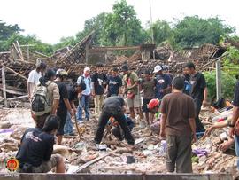 Suasana pencarian korban gempa oleh relawan di Dusun Bawuran, Pleret, Bantul.