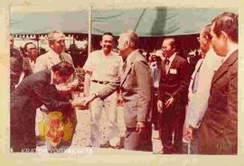 Sri Sultan Hamengku Buwono IX berjabat tangan dengan Wardiman Djojonegoro selaku Asisten Menteri ...