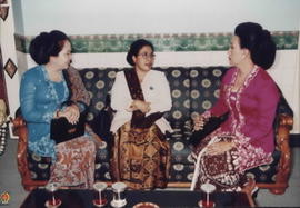 GKR. Hemas sedang berbincang-bincang dengan Ibu Syarwan Hamid, dan Ibu Subagio Waryadi sebelum ac...