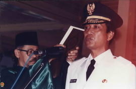 Sri Sultan HB X sedang mengucapkan sumpah jabatan sebagai Gubernur DIY periode 1998-2003 di bawah...