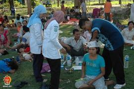 Seorang relawan dan 2 (dua) tim medis sedang memberikan pertolongan kepada korban gempa yang meng...