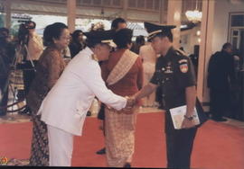 Wakil Gubernur DIY KGPAA. Paku Alam IX beserta istri menerima ucapan selamat dari pejabat Korem 0...