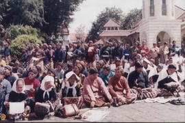 Para pendukung Sri Sultan HB X duduk bersama di teras DPRD mendengarkan orasi ditengah-tengah massa.