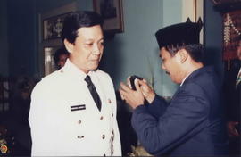 Sri Sultan HB X didampingi Ketua Bappeda Prop DIY (Drs.. Sujatmo) sedang menuju Gedung Wilis untu...