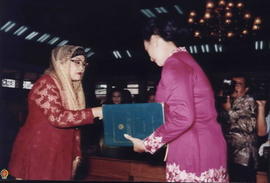BRAy Retnomartani mengucapkan selamat kepada Ketua Dharma Wanita yang baru GKR Hemas.