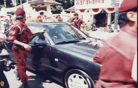 Gubernur DIY Sri Sultan HB X dengan mobil AB 1 memasuki jalan Malioboro menuju rumah kediaman di ...