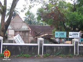 Kerusakan bangunan Kantor Kepala Desa Kebonangung Kecamatan Imogiri, tampak atap salah satu bangu...