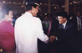 Sri Sultan HB X di dampingi GKR. Hemas sedang bersalaman dengan anggota DPRD DIY setelah acara Pe...