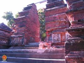 Kerusakan gapura masuk Makam Raja- Raja Yogyakarta di Imogiri akibat gempa bumi.