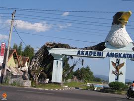 Kerusakan patung burung di gapura masuk Akademi Angkatan Udara (AAU) di Jalan Adisucipto Yogyakar...