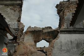 Kerusakan bangunan Pesanggrahan Tamansari akibat gempa bumi.