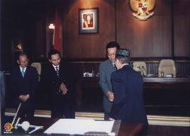 Ketua DPRD DIY, H.Surasmo Priyandono, BA menjabat tangan Sri Sultan Hamengku Buwono X yang baru s...