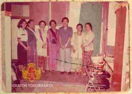 Foto bersama setelah menyiapkan hidangan untuk Sri Sultan Hamengku Buwono IX beserta rombongan, t...