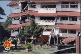 Kondisi gedung STIE Kerjasama di Jalan Parangtritis Km 3,5 setelah gempa.