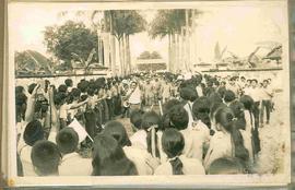 Sri Sultan Hamengku Buwono IX dan rombongan di lepas oleh masyarakat Cilacap di kanan jalan melan...