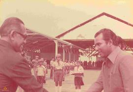 Wakil Presiden RI, Sri Sultan Hamengku Buwono IX (tampak separuh badan) sedang berjabat tangan de...