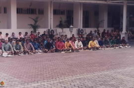 Para pendukung Sri Sultan HB X duduk bersama di teras DPRD mendengarkan orasi ditengah-tengah massa.
