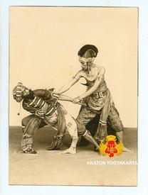 Harya Patmanagara (Raden Panji Sinom Pradapa) memegang tangan prajurit Patani dalam sebuah pertem...