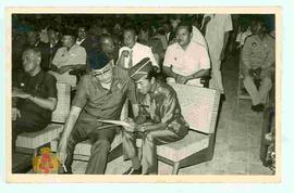 Sri Sultan Hamengku Buwono IX (no. 3 dari kanan) pada acara Kampanye Golkar di Wonosobo tahun 1971.