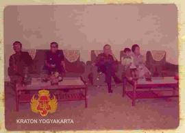 Sri Sultan Hamengku Buwono IX beserta Ny. Mayor CPM Budi Permana, cucu dan 2 (dua) orang pejabat ...