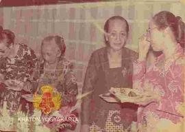 GBRAy Brongtodiningrat (putri Sultan HB VII, no 2 dari kiri), GBRAy Ratu Dewi (putri Sultan HB VI...