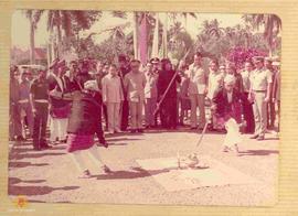 Barisan penari adat Rejang Lebong menyambut kedatangan Sri Sultan Hamengku Buwono IX dengan menyu...