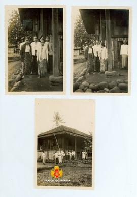 Rumah milik orang Lampung. Di sebelah kiri dan kanan BRAy. Dirjakusuma merupakan gadis asal Lampung.