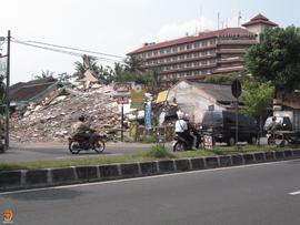 Kondisi bangunan disamping Hotel Quality di Jalan Adisucipto Yogyakarta yang rata dengan tanah ak...