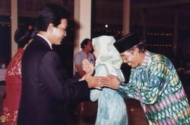 Sri Sultan HB X dan GKR Hemas berjabat tangan dengan  Pejabat Propinsi dalam acara syukuran Malam...