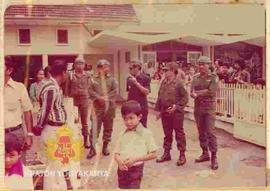 Para pejabat Banda Aceh melepas kepulangan Sri Sultan Hamengku Buwono IX.