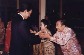 Sri Sultan HB X dan GKR Hemas berjabat tangan dengan  Bapak Heru Sumiwiyawan, Spd (alm) Kepala Bi...