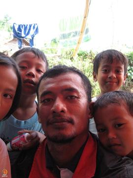 Anak- anak kecil di Kaligatuk, Srimulyo, Piyungan, Bantul sedang foto bersama relawan.