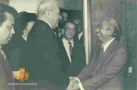 Ketua MPR/DPR RI H. Adam Malik berjabat tangan dengan Wakil Presiden Yugoslavia Stevan Doronjski ...