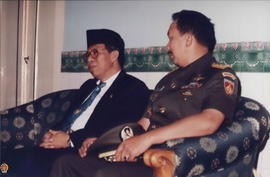 Syarwan Hamid (Mendagri) dan Komandan Korem 072 Pamungkas Kol. Joko Santosa duduk berdampingan di...