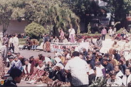 Para PKL Malioboro Pendukung Sri Sultan HB X sebagi gubernur DIY duduk-duduk disebelah barat gedu...