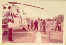 Wakil Presiden RI, Sri Sultan Hamengku Buwono IX (no. 2dari kiri) hendak masuk ke helikopter sete...