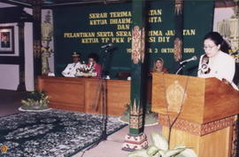 Ibu Syarwan Hamid selaku Ketua Dharma Wanita Pusat memberikan sambutan (tampak dari samping kanan).