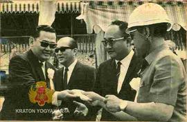 Sri Sultan Hamengku Buwono IX dan Drs. Radius Prawiro menerima pemberian sarung tangan yang akan ...