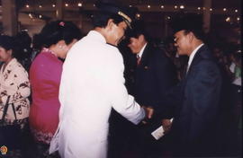 Sri Sultan HB X di dampingi GKR. Hemas sedang bersalaman dengan Gubernur Prop.Lampung  setelah ac...