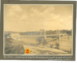 Jembatan Bantar yang sudah selesai dibangun dan sedang dicoba kekuatannya dengan beberapa mobil (...