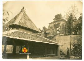Gapura pertama masuk Sri Panganti komplek makam untuk keluarga kraton Yogyakarta dilihat dari ara...
