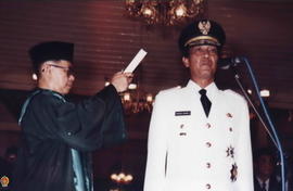 Sri Sultan HB X sedang mengucapkan sumpah jabatan sebagai Gubernur DIY periode 1998-2003 di bawah...