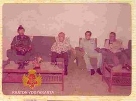 Sri Sultan Hamengku Buwono IX (baju batik) bersama para pejabat dari Banda Aceh.