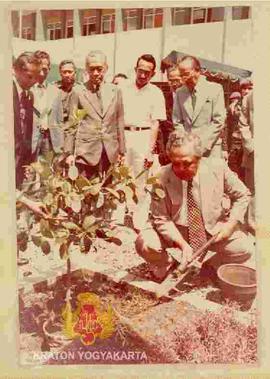 Sri Sultan Hamengku Buwono IX dan Sri Paduka Paku Alam VIII menyaksikan penanaman pohon sawo keci...