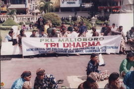 Tampak spanduk pernyataan bahwa PKL Malioboro Tri Darma mendukung Sri Sultan HB X sebagai Gubernu...