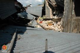 Kondisi Pasar Niten di Jalan Bantul yang hancur akibat gempa, tampak reruntuhan bangunan menimpa ...