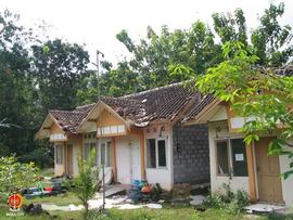 Kondisi bangunan Perumahan Trimulyo (Perum Sindhet) Blok III di Dusun Blawong, Trimulyo, Jetis, B...