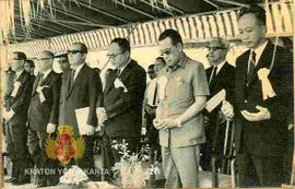 Sri Sultan Hamengku Buwono IX (no.2 dari kanan) dan Drs. Radius Prawiro (no.3 dari kanan) menundu...