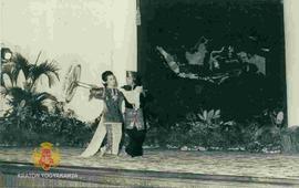 Suguhan hiburan kesenian Tari Payung dari Sumatera Barat.