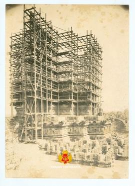 Rekonstruksi Candi Rorojonggrang (Prambanan). Tampak Steiger pemugaran candi pada bagian Siwa.